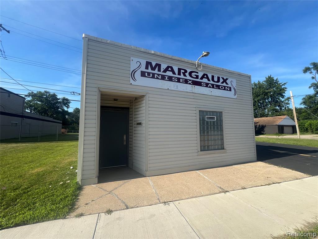 427 E 8 Mile Road, Hazel Park, MI 48030 — front exterior