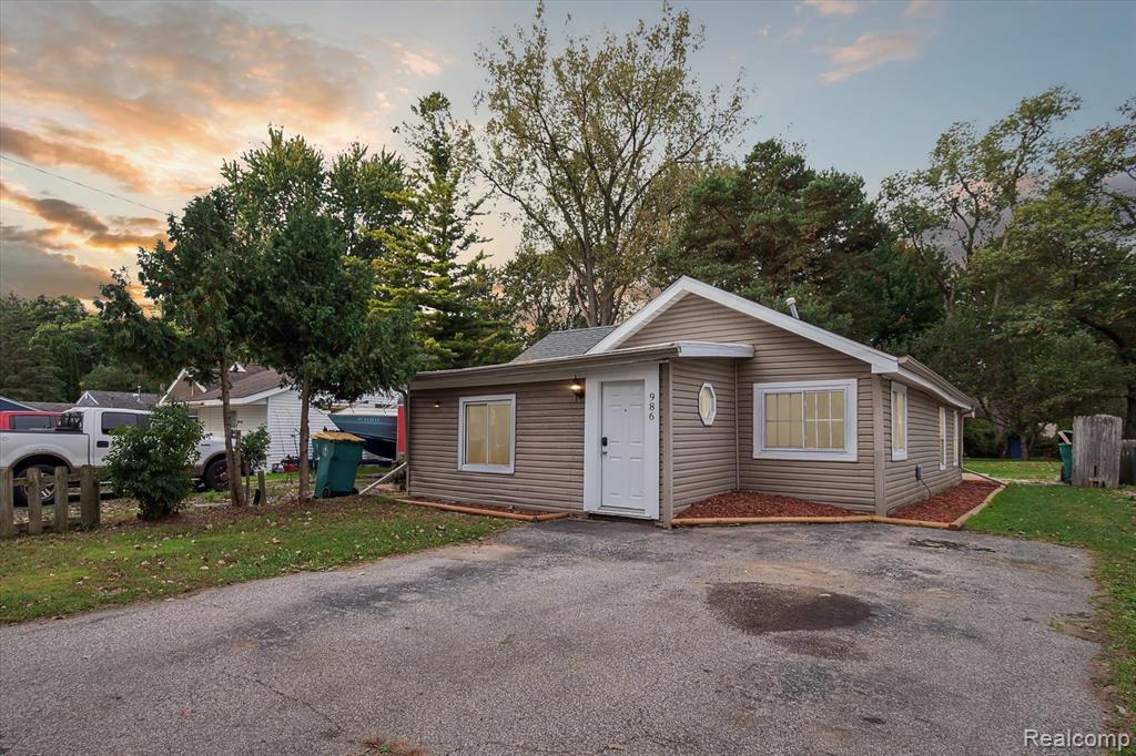 986 Pine Road, Bay City, MI 48706 — front exterior
