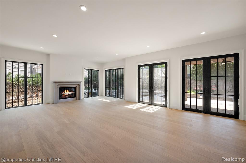 592 LAKESIDE DR, Birmingham, MI 48009 — Photo 6