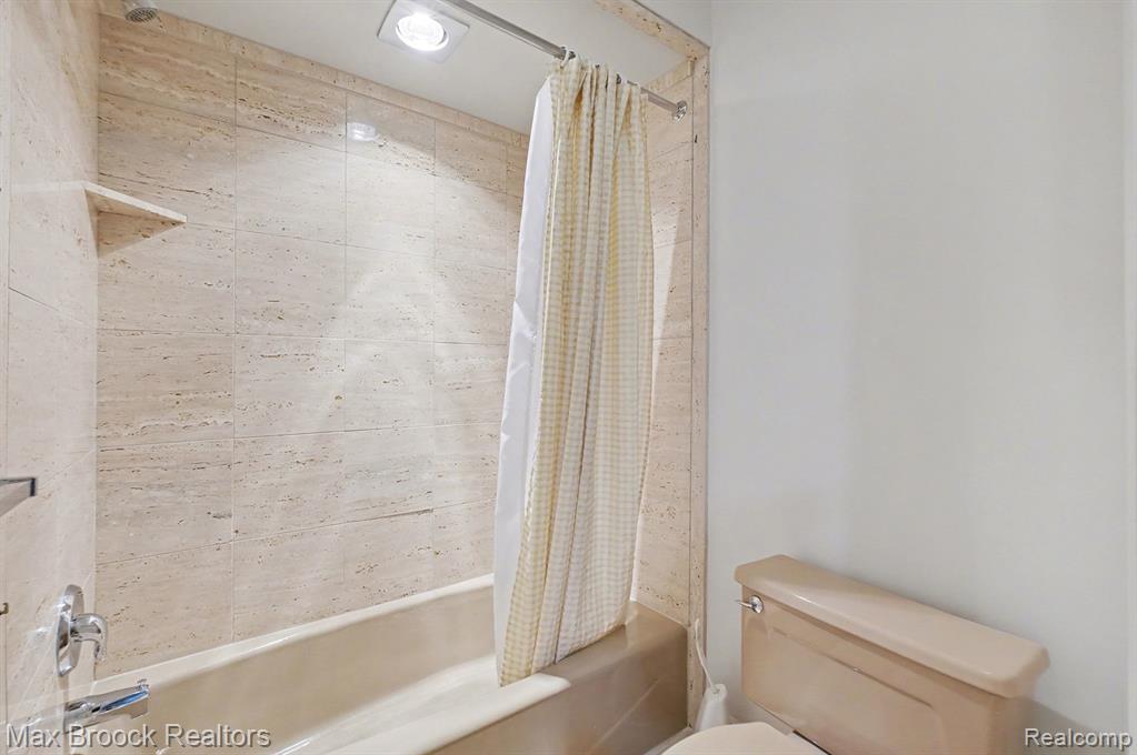 23745 Ravineview Court, Bingham Farms, MI 48025 — Photo 22