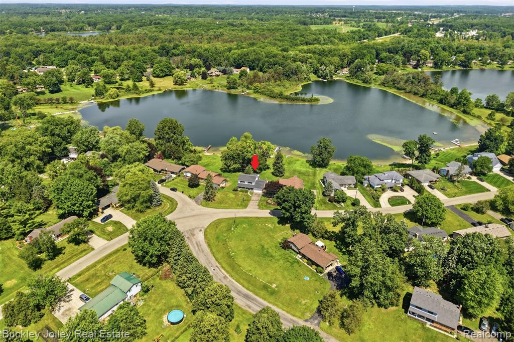 10507 Lafollette Drive, Brighton, MI 48114 — Photo 2