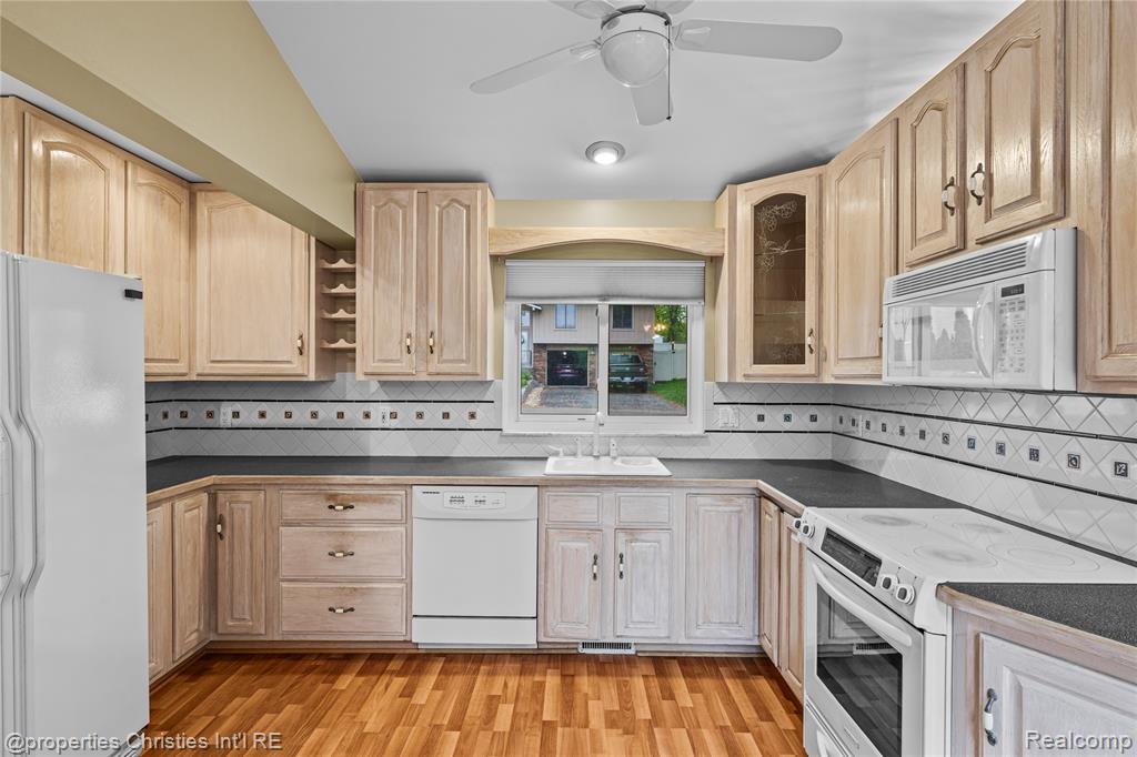 6785 GRASSLAND Avenue, West Bloomfield, MI 48324 — Photo 12