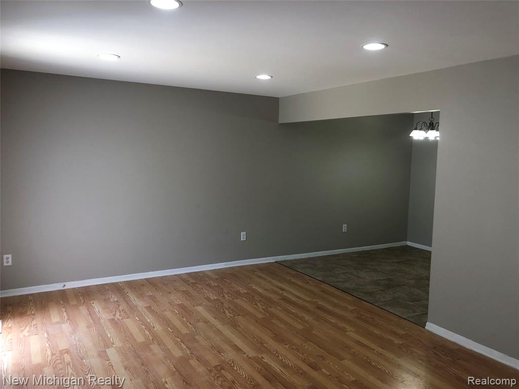 8755 GEORGE F BUNKER, Sterling Heights, MI 48313 — Photo 4