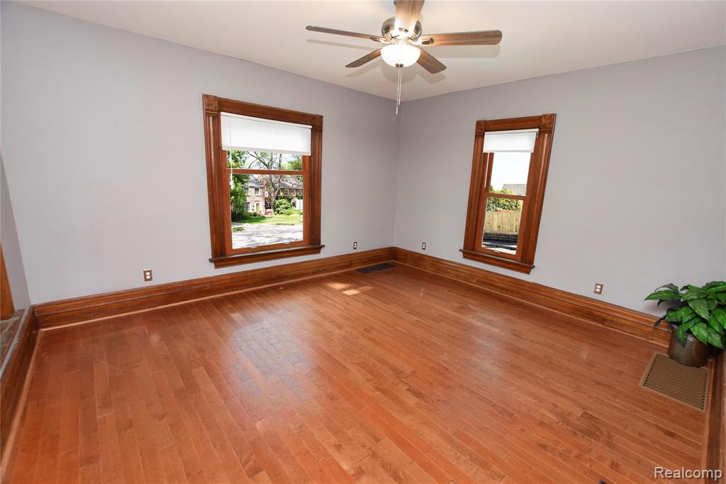 404 Adelaide, Fenton, MI 48430 — Photo 5