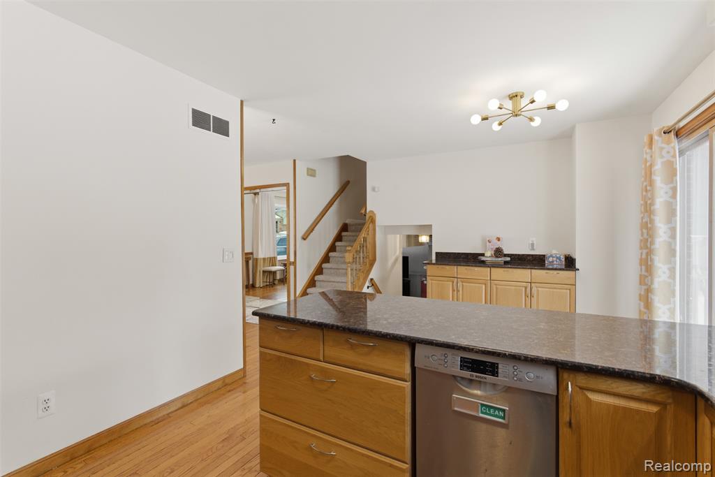 724 W Oxhill Drive, White Lake, MI — Photo 14