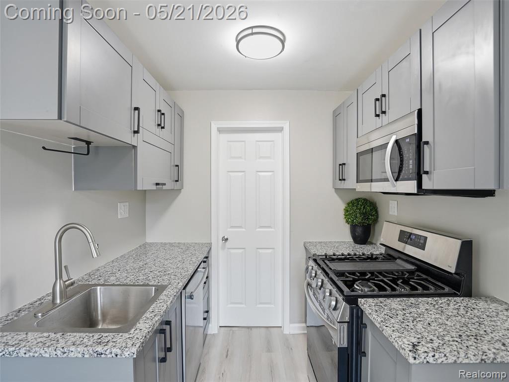 22329 Maxine Street, Saint Clair Shores, MI 48080 — Photo 12