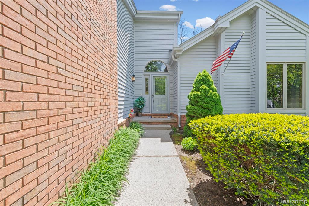 6687 Ridgeview Drive, Clarkston, MI — Photo 2