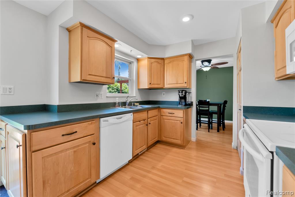 607 Ashburnham Street, Auburn Hills, MI 48326 — Photo 9