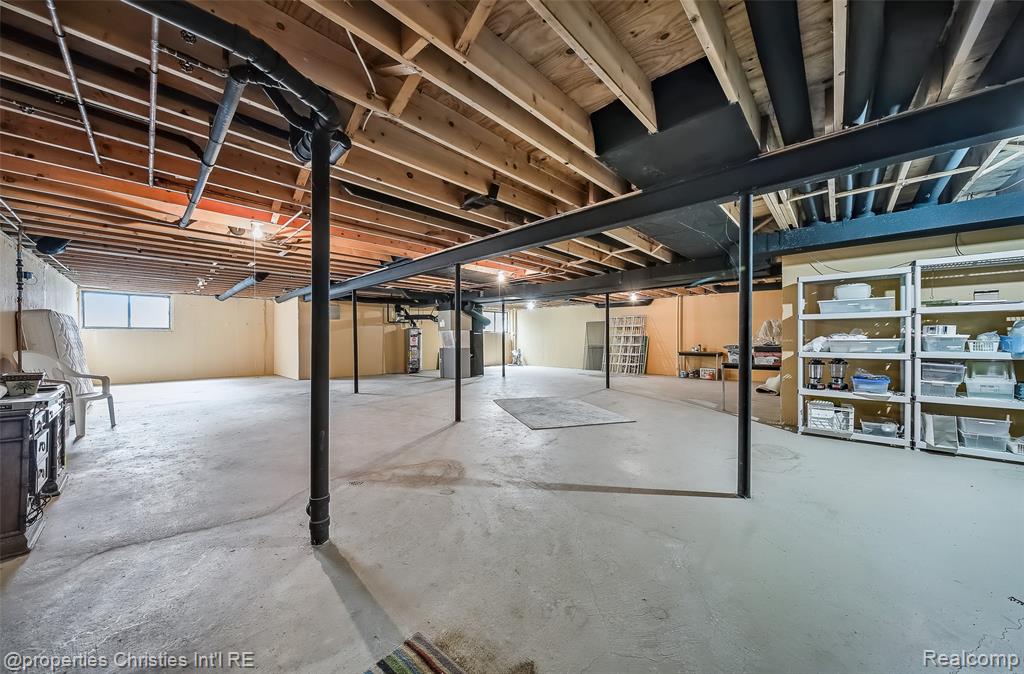 7569 Danbury Circle, West Bloomfield, MI — Photo 32