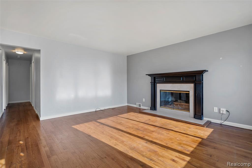 7486 Robindale Avenue, Dearborn Heights, MI 48127 — Photo 6