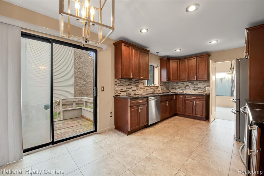 29214 W CHANTICLEER Drive, Southfield, MI 48034 — Photo 7