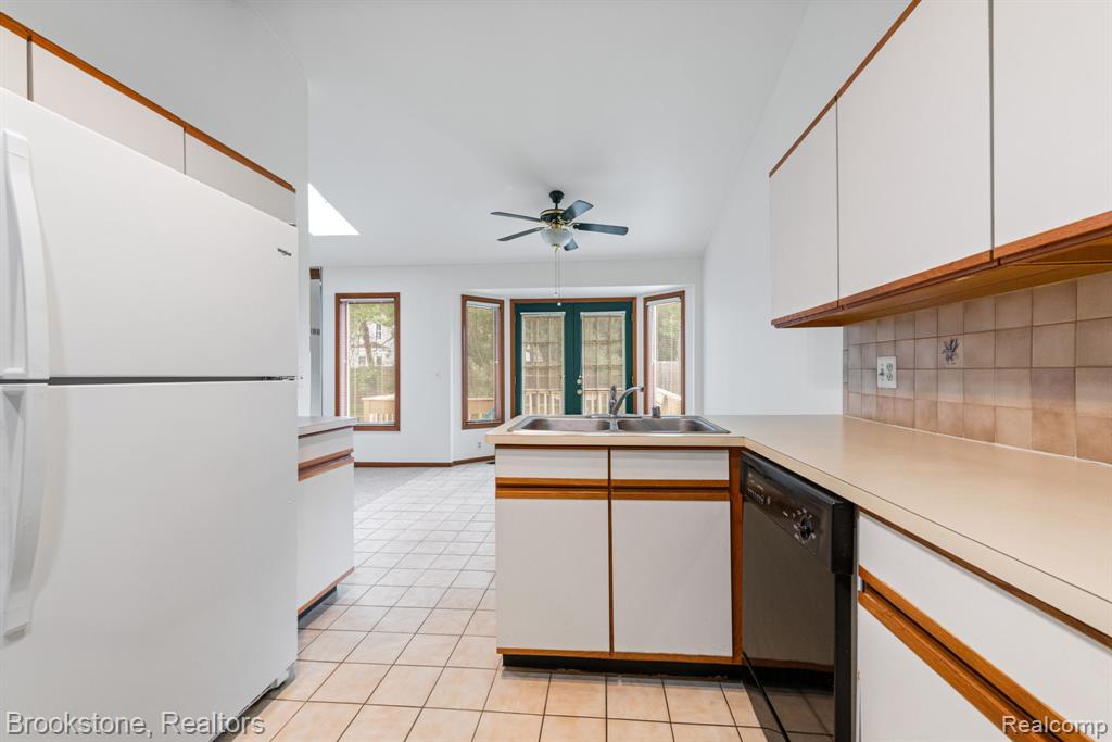 41213 Whispering Oaks Drive, 19, Clinton Twp, MI 48038 — Photo 10