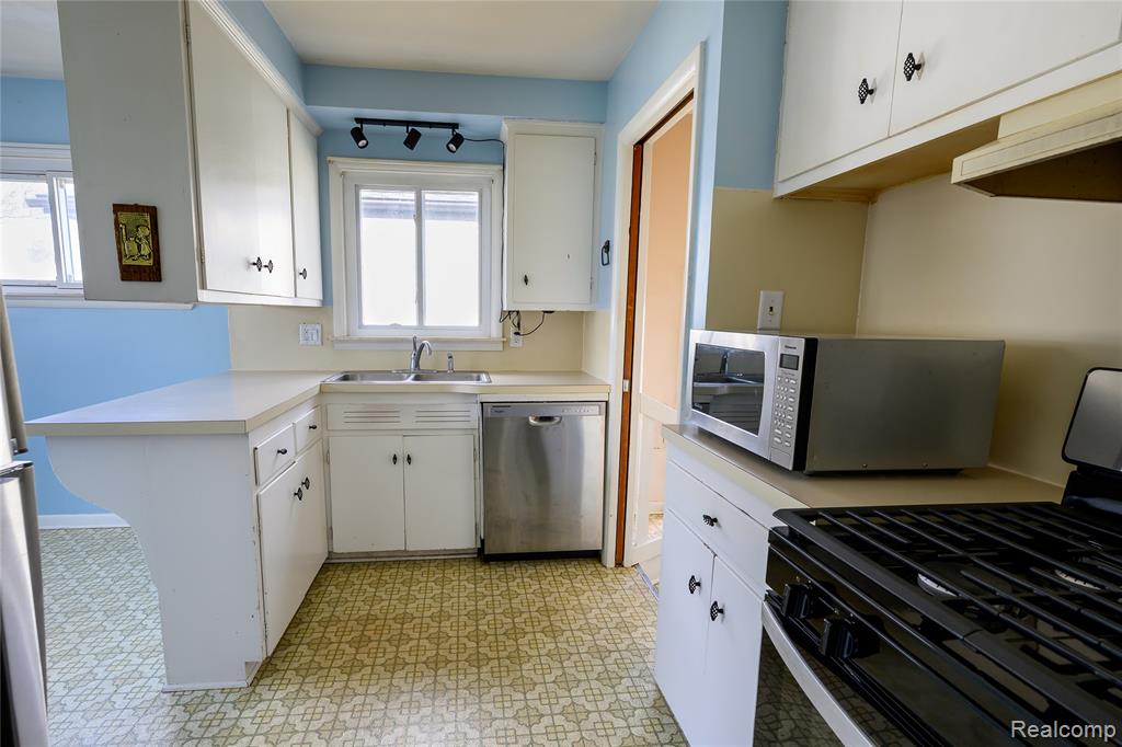 23776 Vassar Avenue, Hazel Park, MI 48030 — Photo 5