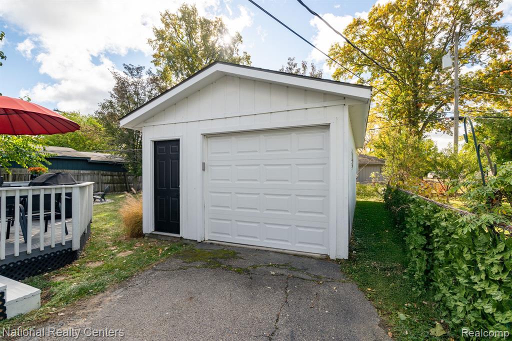 2825 Wall Street, Keego Harbor, MI 48320 — Photo 35