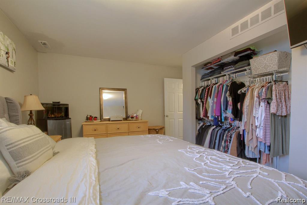 42464 SOMERSET Court, Canton, MI 48187 — Photo 14