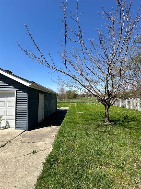 769 PALMER Drive, Pontiac, MI 48342 — Photo 16