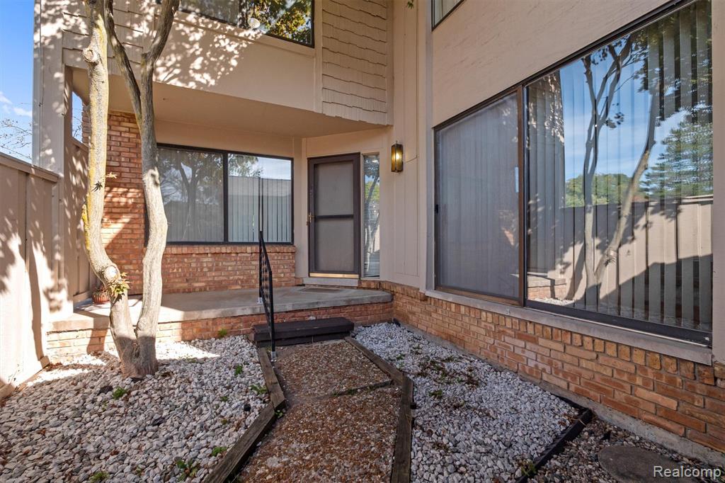 7114 Pebble Park Drive, West Bloomfield, MI — Photo 2