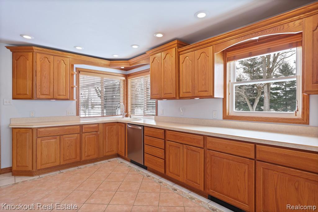 1914 Schust Road, Saginaw, MI 48604 — Photo 14