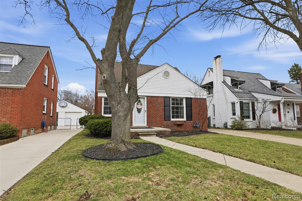1906 Oxford Road, Grosse Pointe Woods, MI 48236 — Photo 2