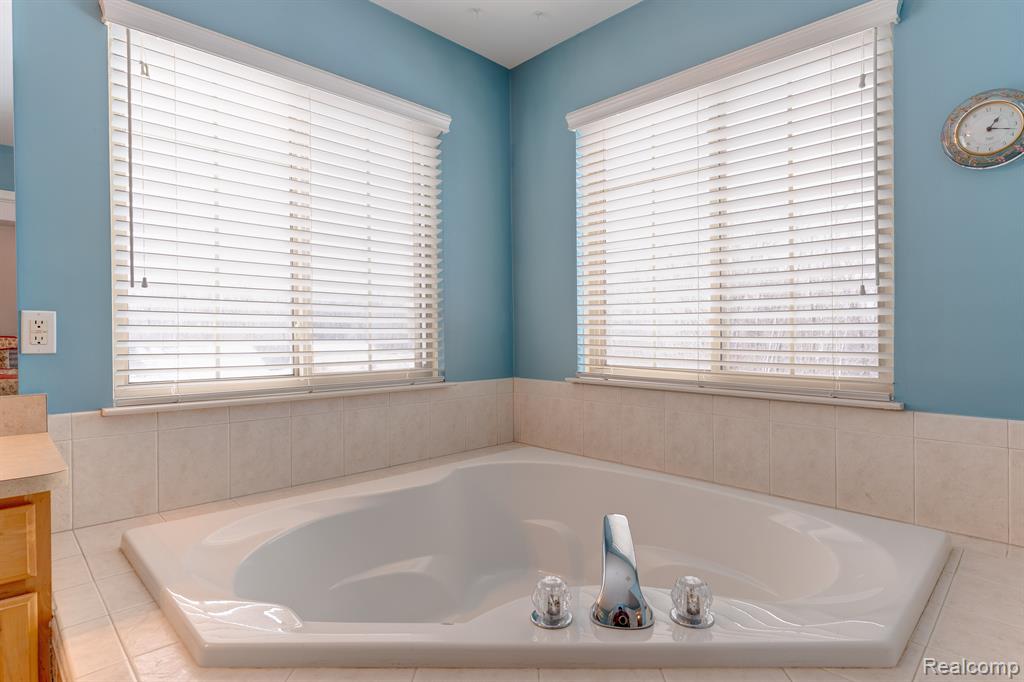 5933 WOODFIELD Parkway, Grand Blanc, MI 48439 — Photo 27