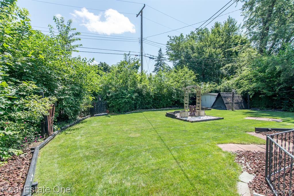 4049 MEIGS Avenue, Waterford, MI 48329 — Photo 29