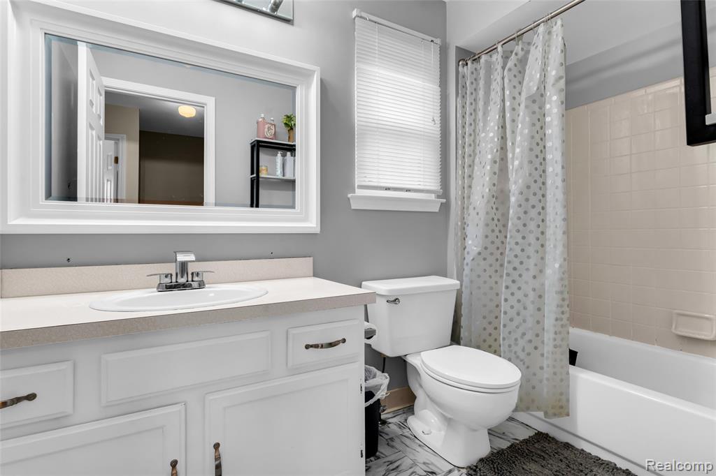 648 Lansdowne Drive, Westland, MI — Photo 17