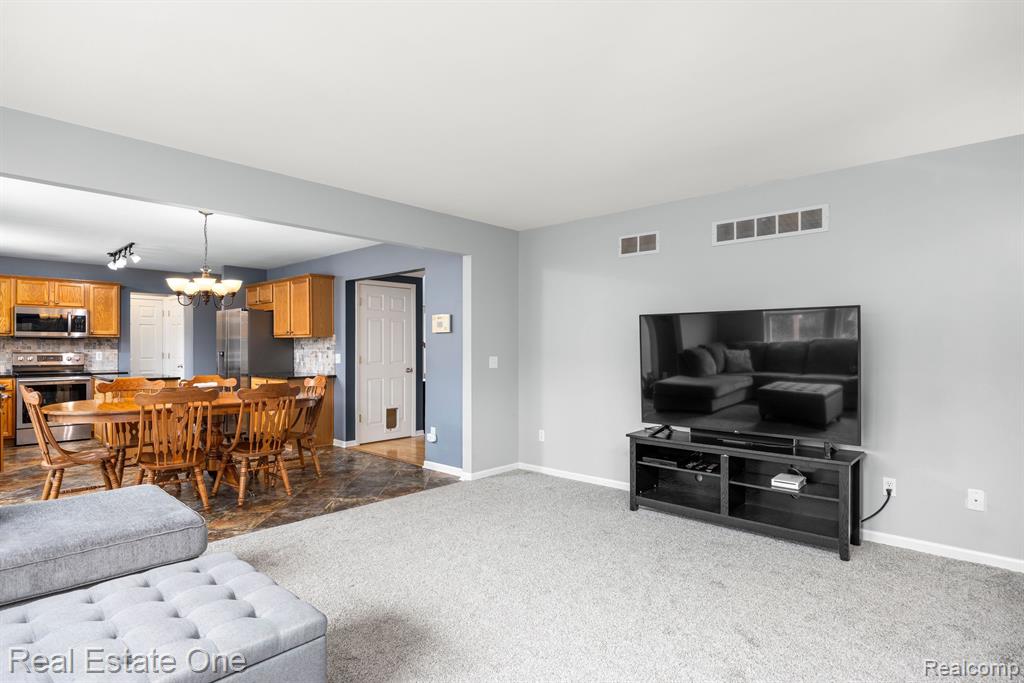 7737 TURRILLIUM Lane, Waterford, MI 48327 — Photo 11