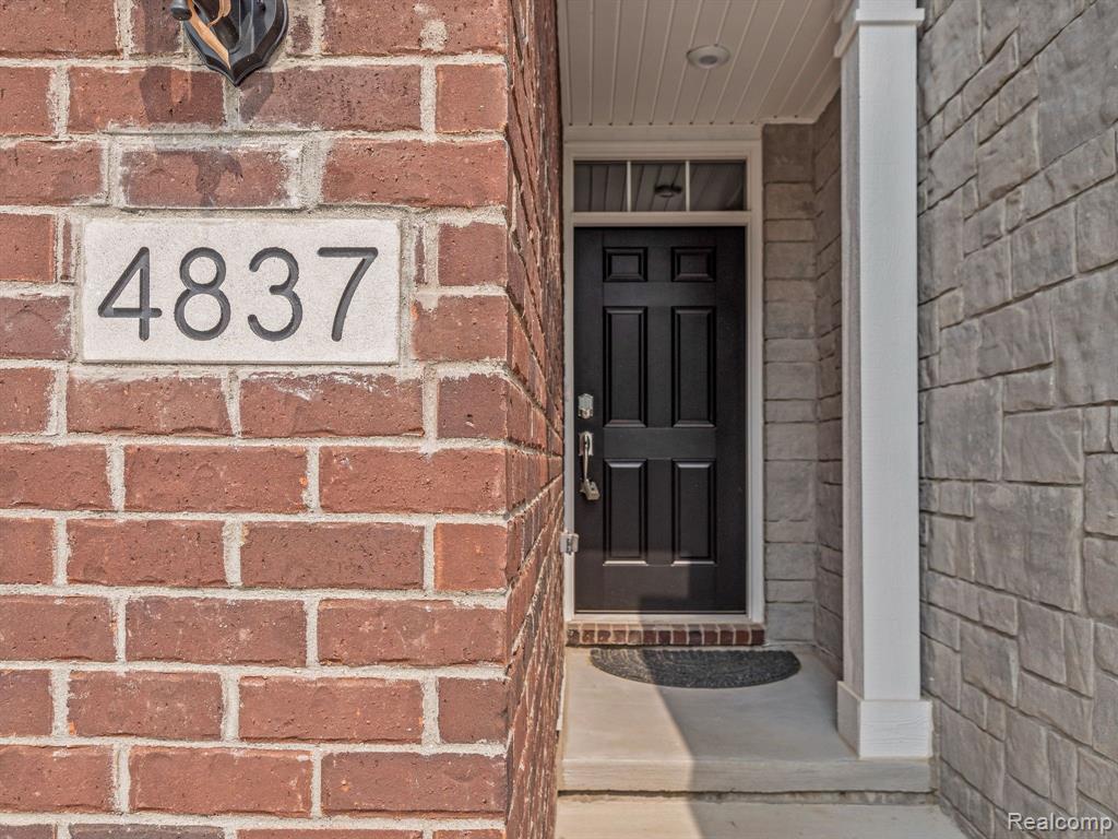 4837 GLENORA Drive, Lake Orion, MI — Photo 3
