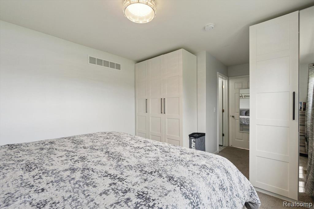 8072 LARK Lane, Grand Blanc, MI 48439 — Photo 18