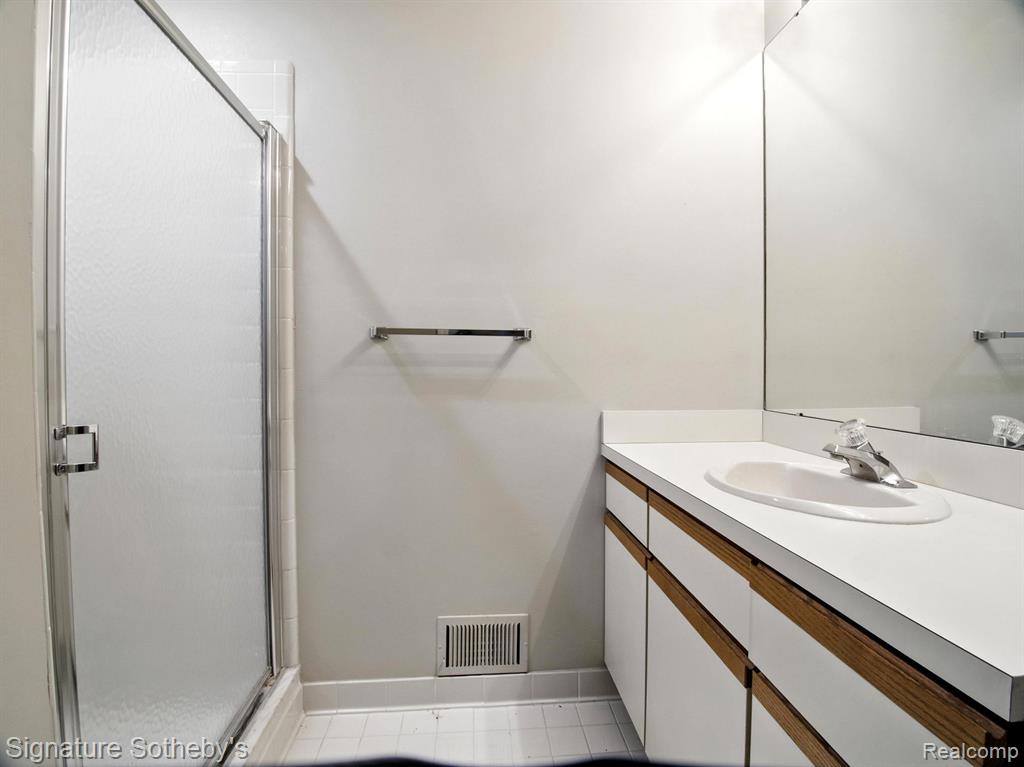 32326 Spruce Lane, Beverly Hills, MI 48025 — Photo 22