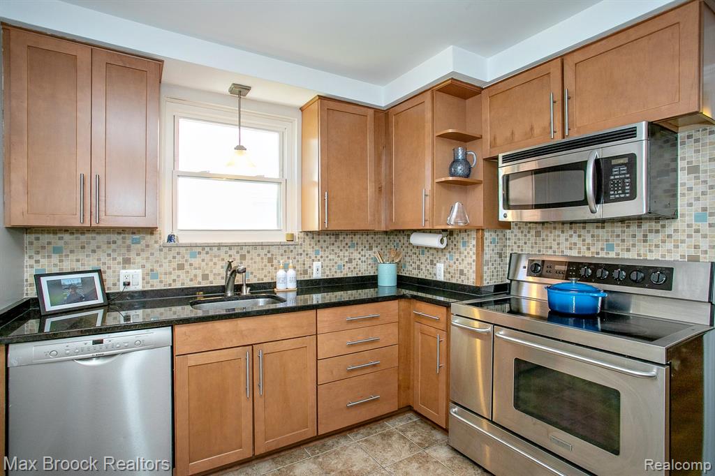 26015 ALLOR Avenue, Huntington Woods, MI — Photo 18