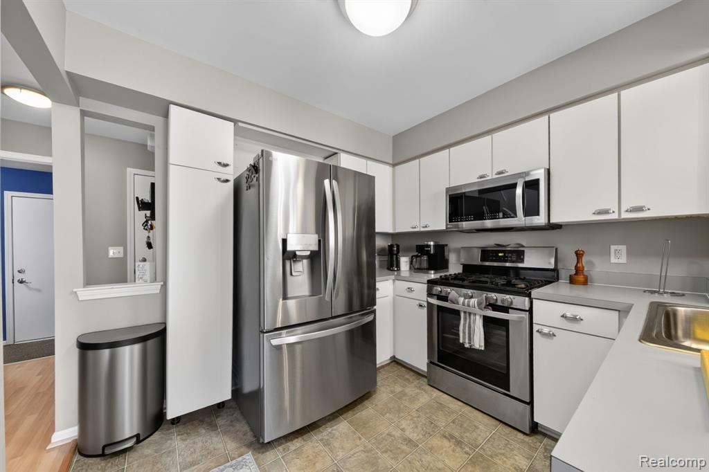 4554 Hunters Circle E, Canton, MI 48188 — Photo 11