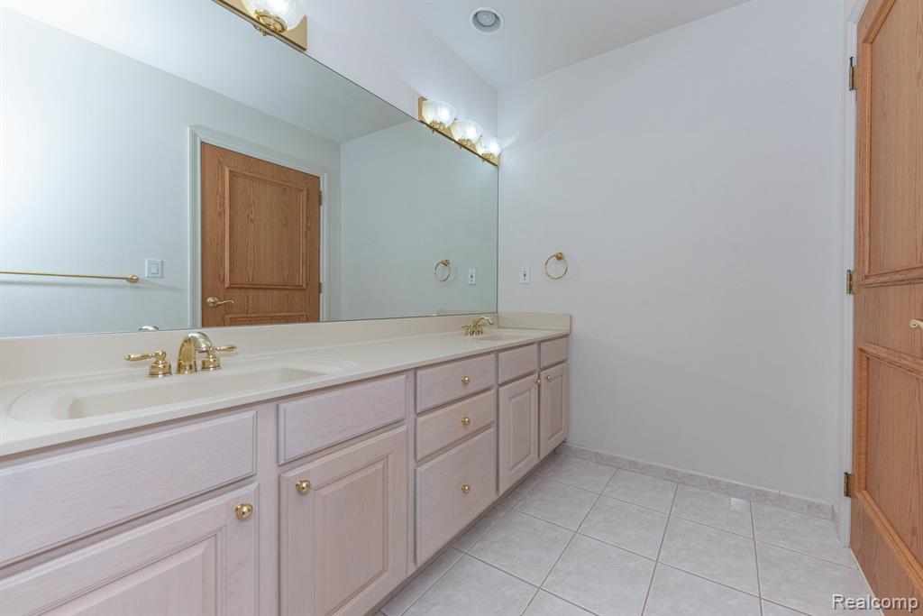 5003 HICKORY POINTE Drive, Orchard Lake Village, MI 48323 — Photo 65