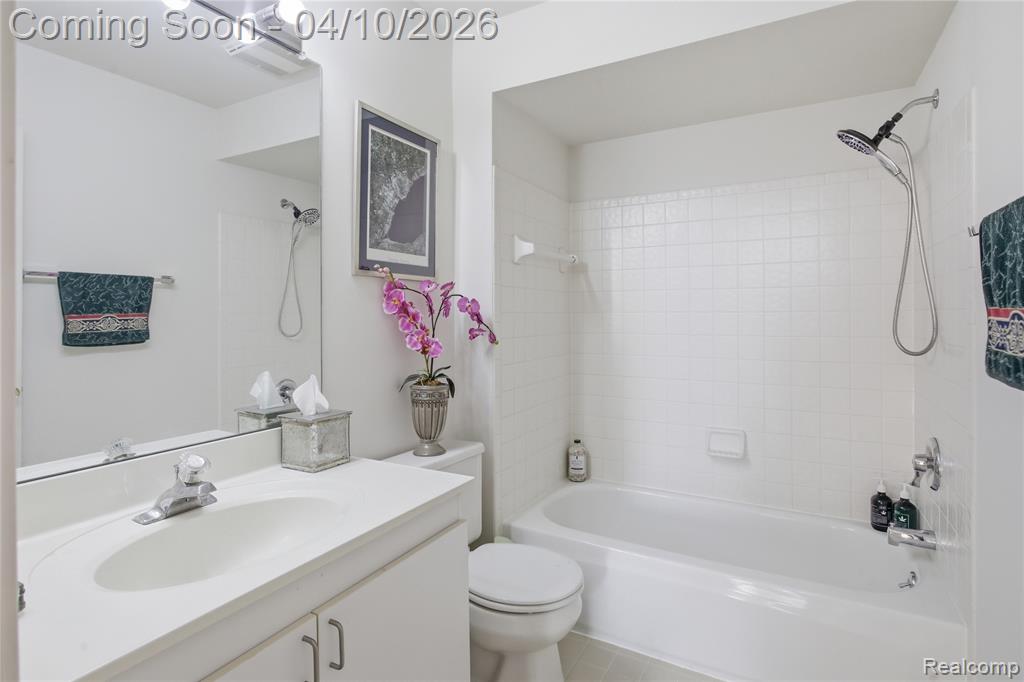 5351 Royal Vale Lane, Dearborn, MI 48126 — Photo 20
