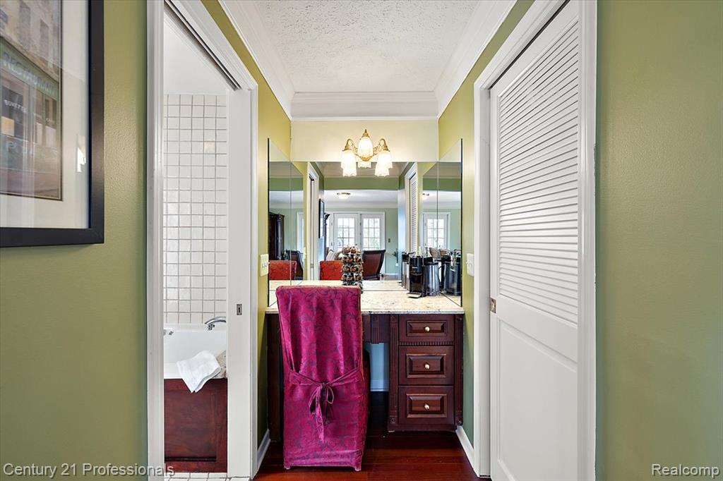 Vanity Area, Additional Closet & Full Bath