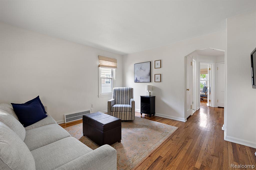 904 N DORCHESTER Avenue, Royal Oak, MI 48067 — Photo 4