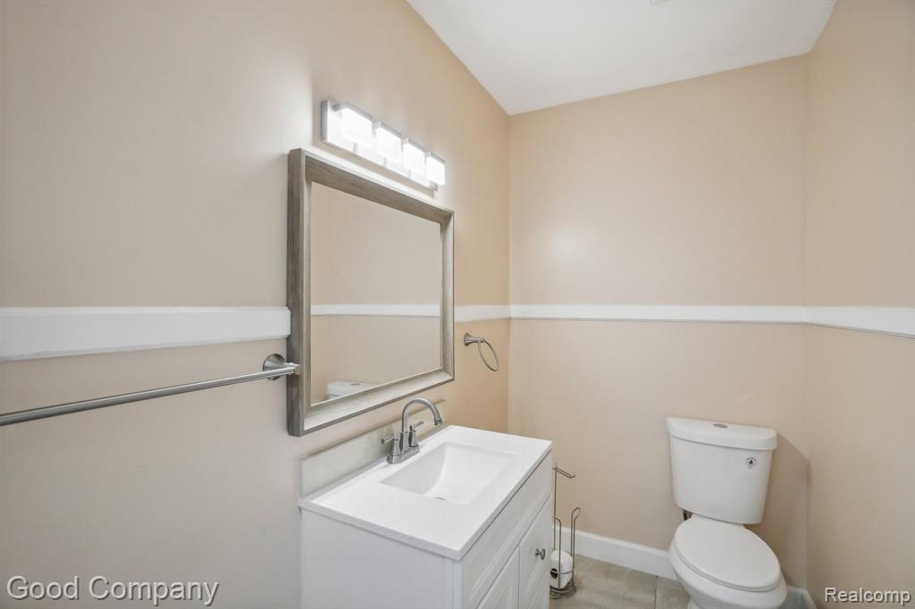 1645 CADILLAC Boulevard, Detroit, MI 48214 — Photo 17