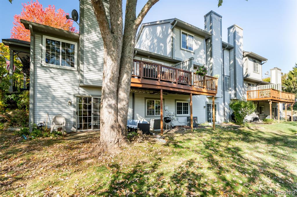 585 Winwood Circle, Walled Lake, MI 48390 — Photo 38