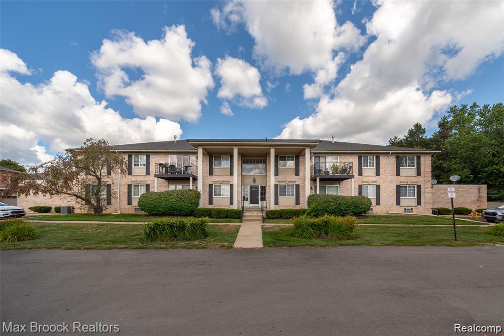 6109 Orchard Lake Road, West Bloomfield, MI — front exterior