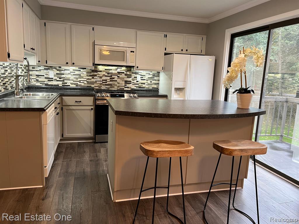 37033 Ridgedale Circle, Farmington Hills, MI 48331 — Photo 9