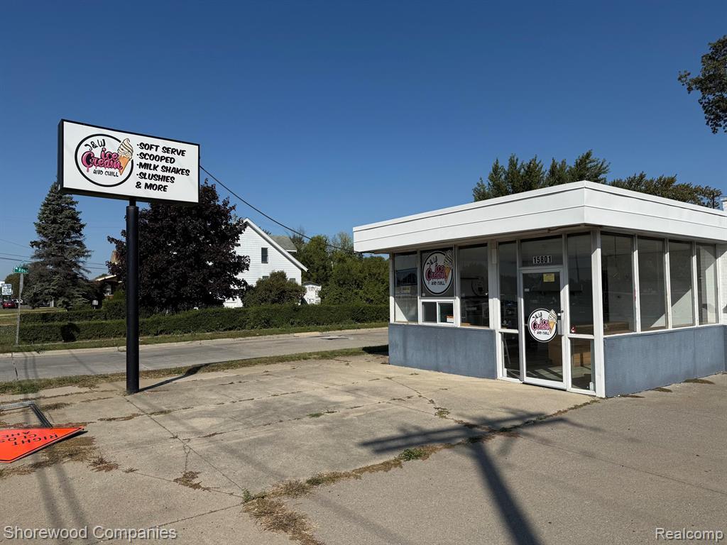 15801 E 10 Mile Road, Eastpointe, MI 48021