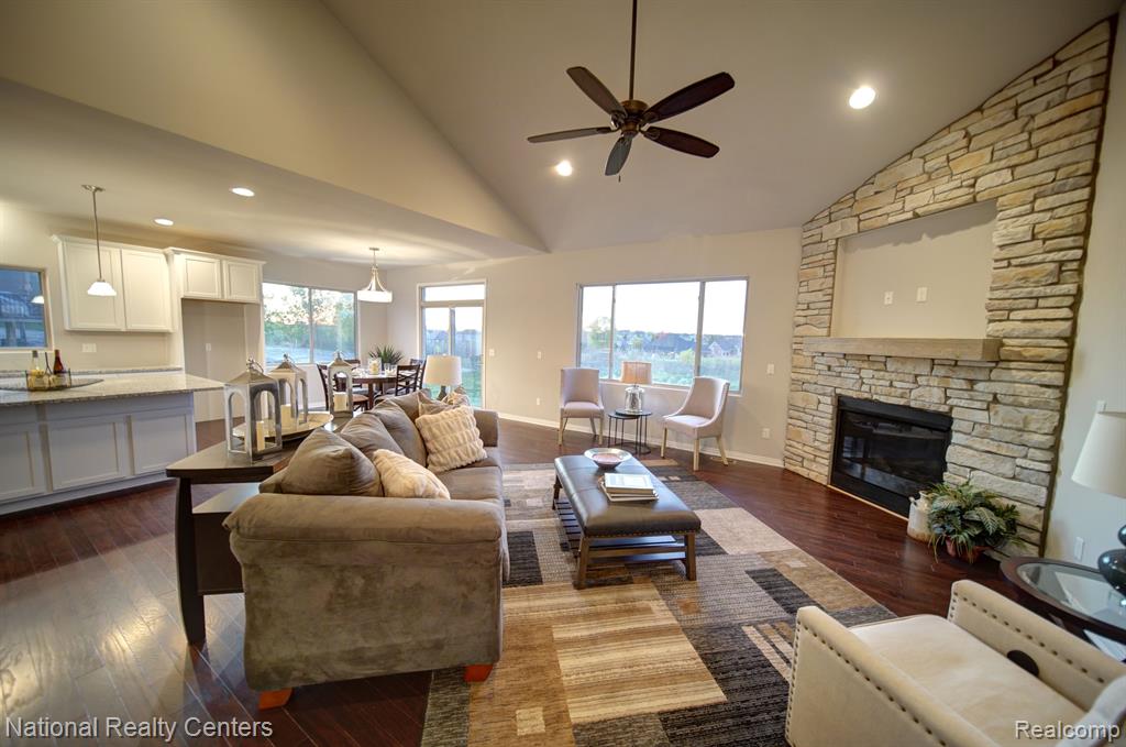 8374 Meadow Creek Drive, Goodrich Vlg, MI — Photo 11