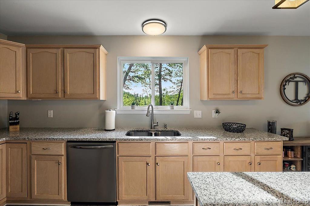 457 Cove View Drive, Waterford, MI 48327 — Photo 16