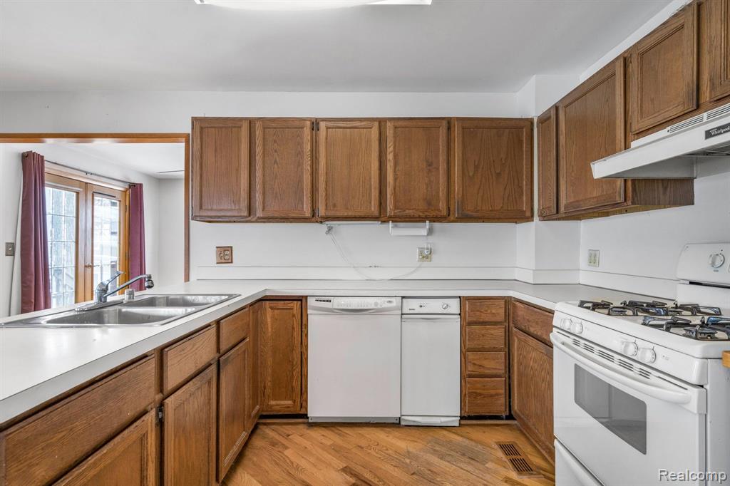 653 CENTRAL Drive, Lake Orion, MI 48362 — Photo 17