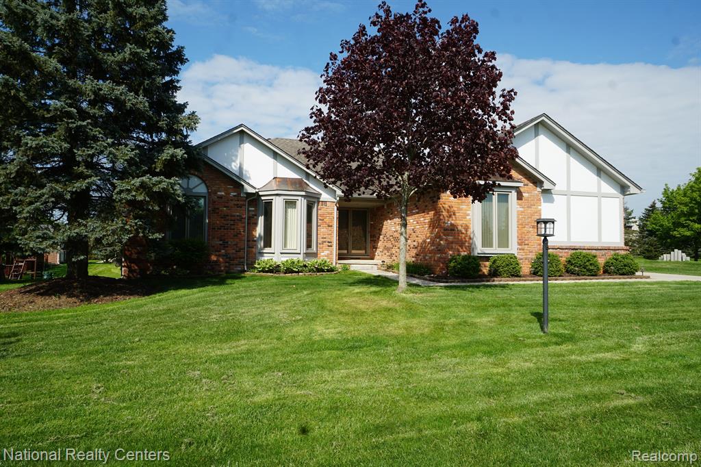 441 SANDALWOOD Drive, Rochester Hills, MI 48307 — front exterior
