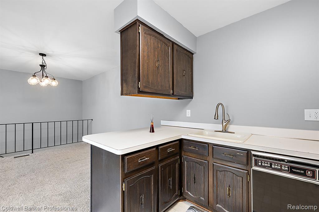 2685 ROUNDTREE Drive, Troy, MI 48083 — Photo 17