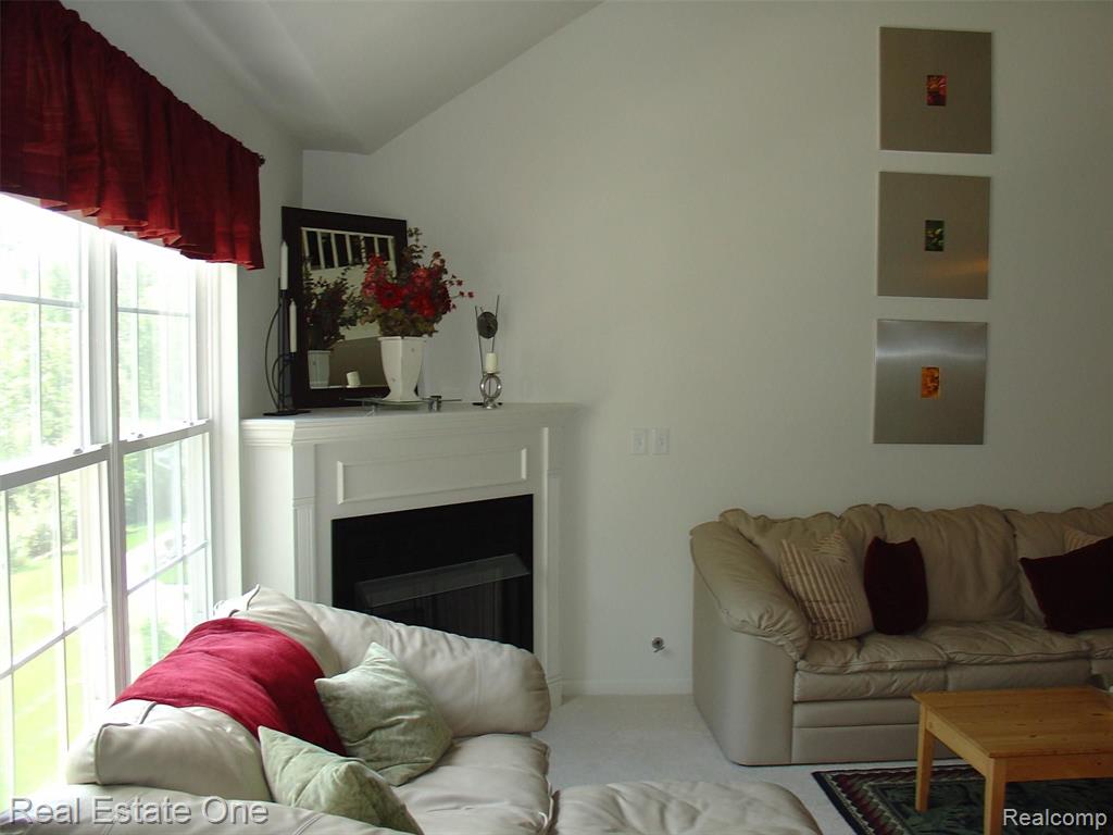 700 AMBERLY DR UNIT B, Waterford, MI 48328 — Photo 4