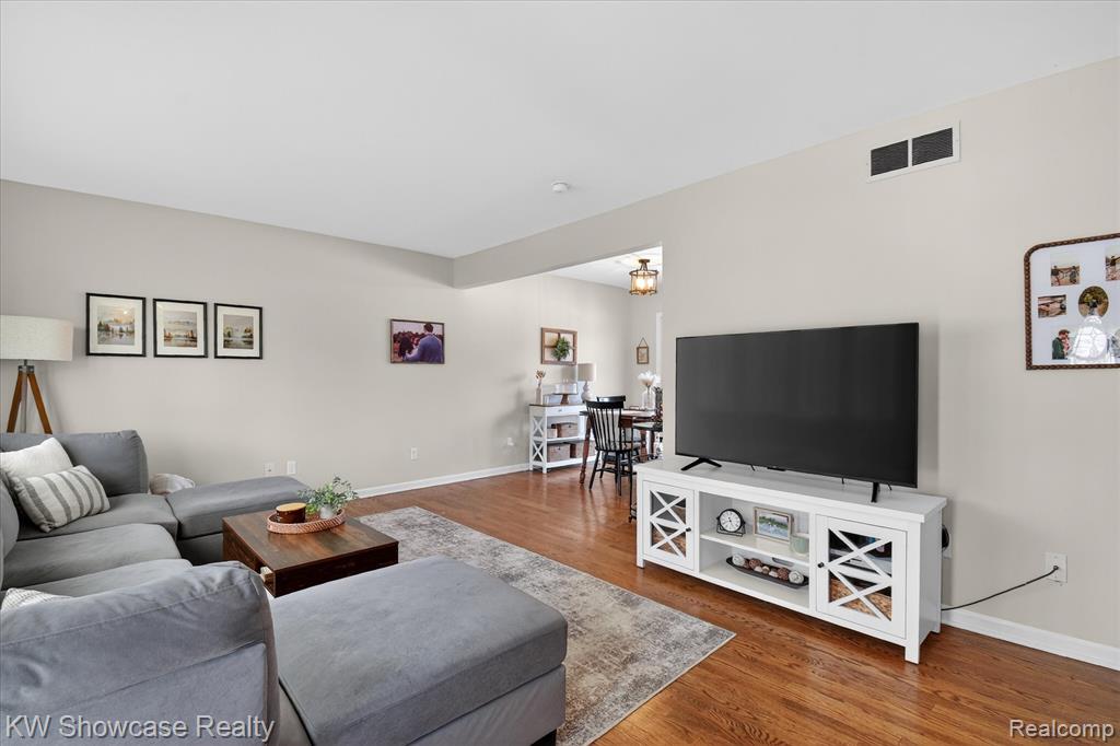 622 Elizabeth Street, Milford, MI 48381 — Photo 8