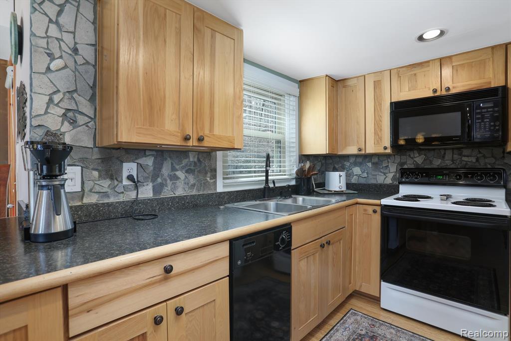 4985 MOHAWK Avenue, Clarkston, MI 48348 — Photo 20