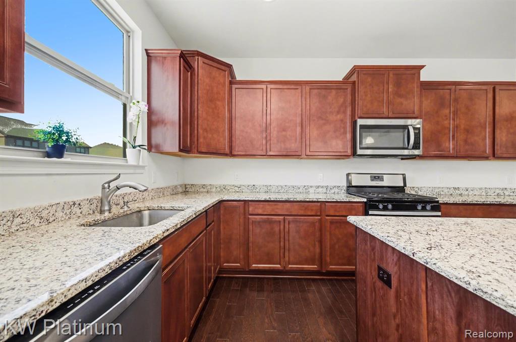 55321 Demaret Drive, Macomb, MI 48042 — Photo 10